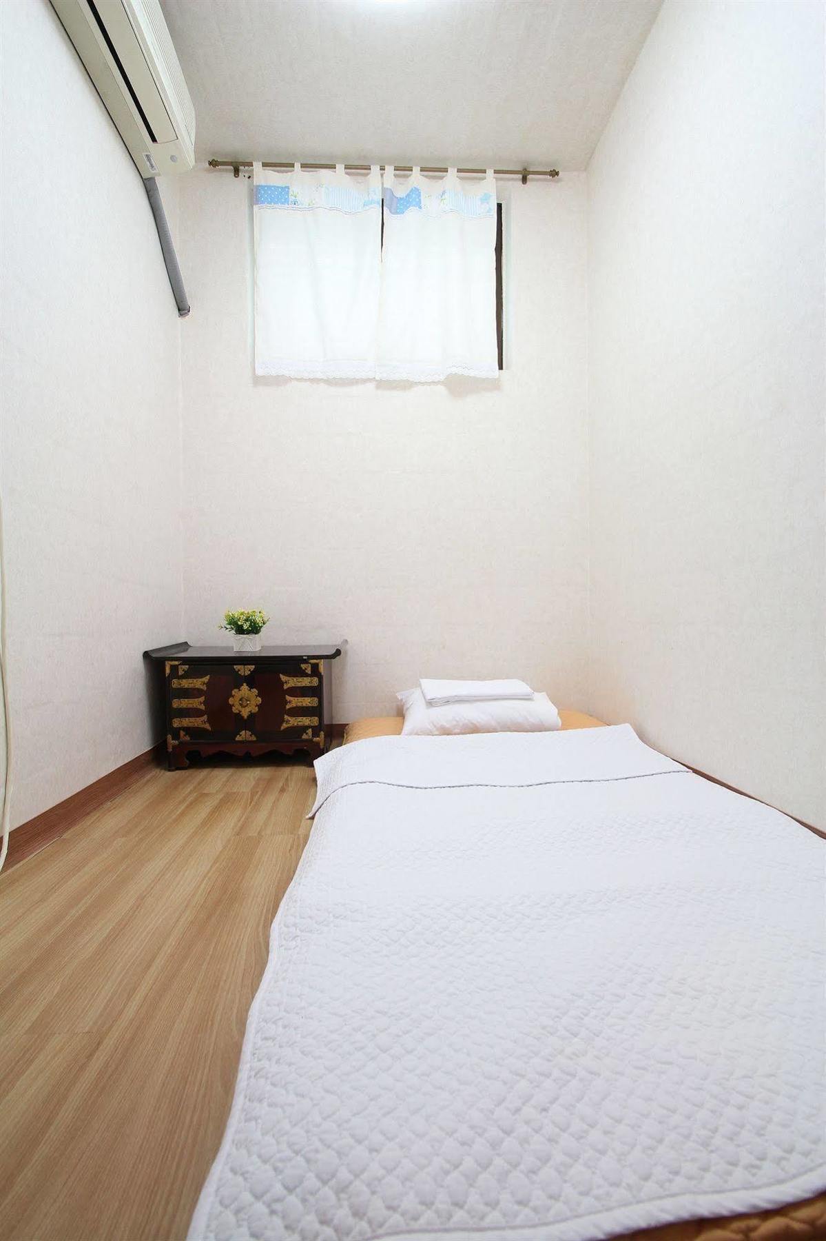 Icos Guesthouse 1 - Female Only Seoul Exterior photo