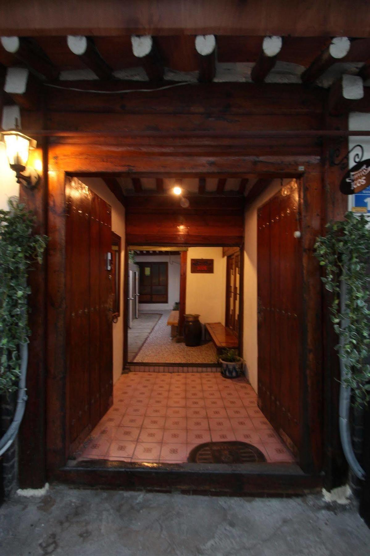 Icos Guesthouse 1 - Female Only Seoul Exterior photo